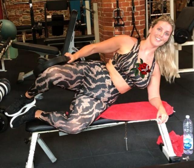 模特|175斤大码模特，鱼尾裙凸显好身材，坦言健身塑造优美身线