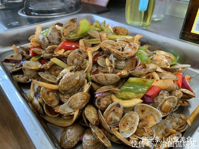 中加入适量|洗花蛤时,别再用盐水泡了,老渔民教你几招,花蛤疯狂吐沙真实用