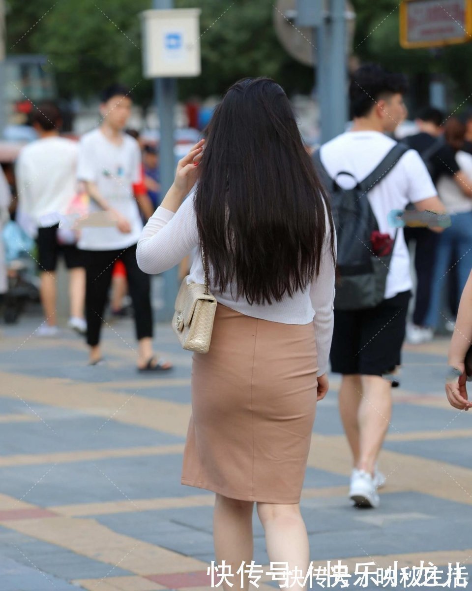 美女 大街上一眼就看到这位美女!很想请她回我家里吃饭,又害怕被拒绝