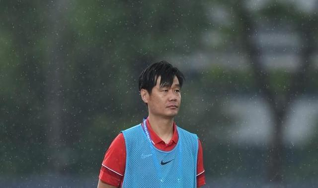 训练场|凌晨1点,中国足球传来好消息:李霄鹏做出难得决定,球迷齐声点赞