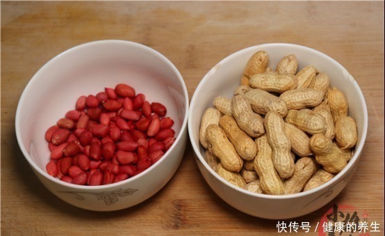 花生|剥花生米别手抠了，只需一张纸巾，2分钟就剥一大碗，又快不伤手
