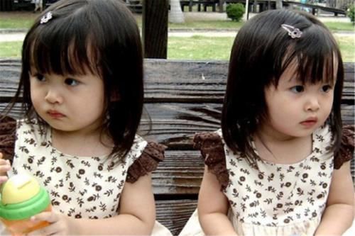 宝妈|双胞胎哥哥放学回家,双胞胎妹妹门口求抱抱,网友:鞋柜放不下了