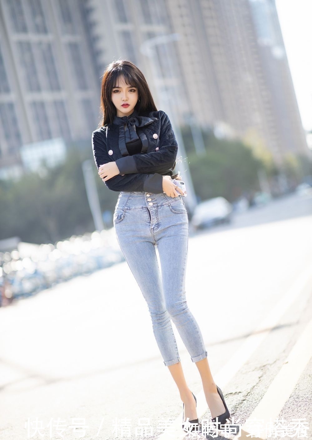 针织开衫 牛仔裤搭配短款上衣外套,尽显优雅气质,配上细跟高跟鞋更加迷人