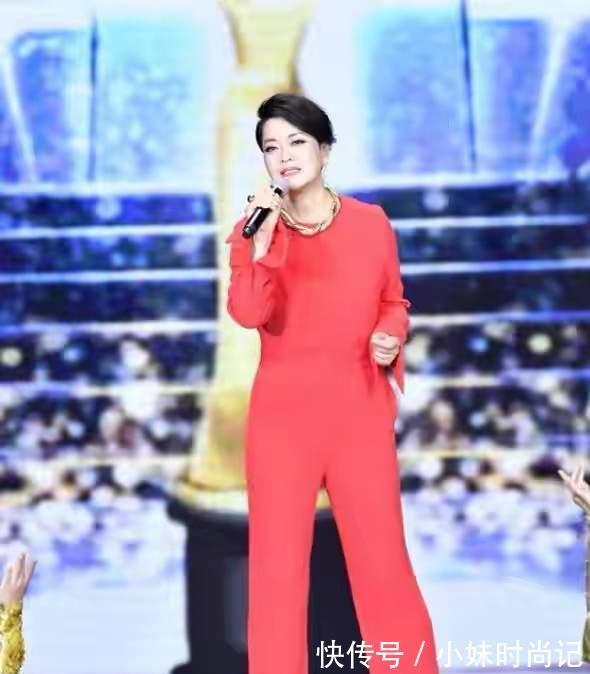 毛阿敏|57岁毛阿敏真敢穿,大红连体裤配大金链子,不仅不俗还很高级