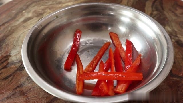 这才是芹菜炒香干最好吃的做法，芹菜爽脆香干嫩，原来是这样做的