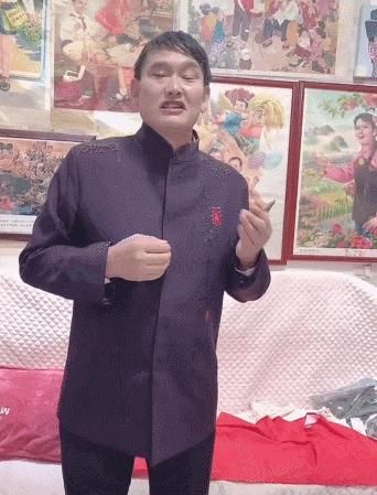 大衣哥儿媳陈亚男6天粉丝破百万，带亲弟弟直播，老公落寞坐背后