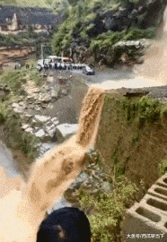 |搞笑GIF:霸气了我的姐 这辈子见过最拉风的走路姿势