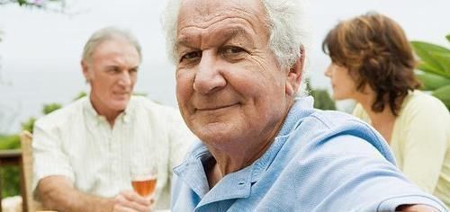 103岁老人抽烟喝酒不运动,长寿秘诀从不碰一事