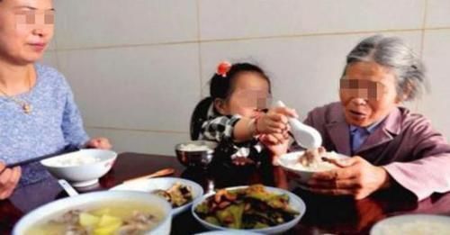 宝妈|奶奶又来假装带娃了,孙子语出伤人,奶奶羞红了脸,宝妈沉默