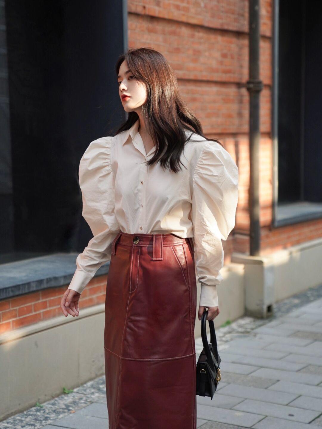 穿搭|秋季会穿“衬衫”更优雅,搭配皮裙干练飒爽,简约知性又显气质