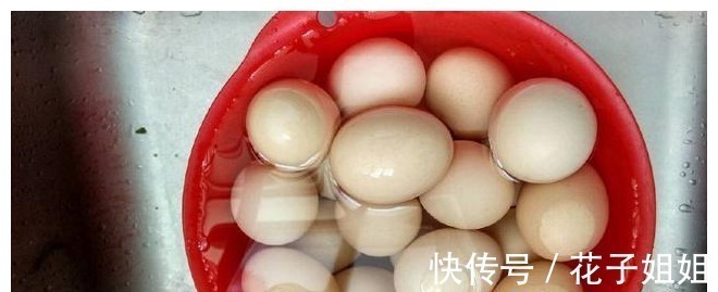 开裂|煮鸡蛋时加点它就行,鸡蛋不开裂还自动脱壳,吃起来更香更嫩!