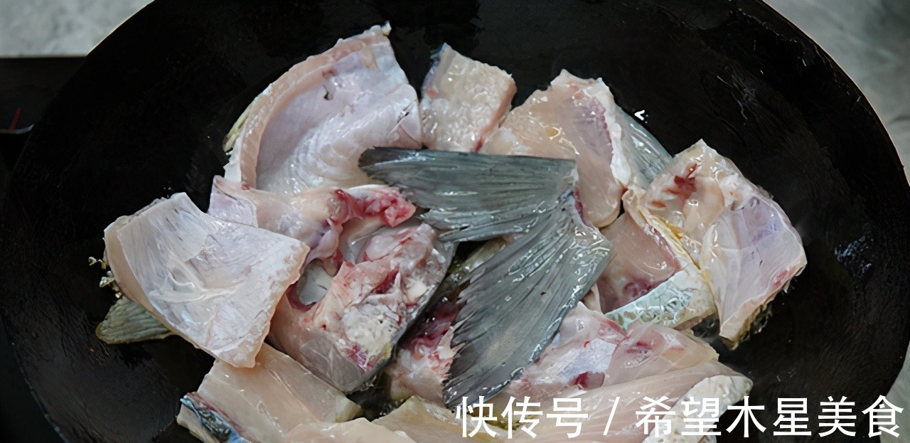 川味水煮鱼怎么做才好吃，分享详细制作步骤，肉质鲜嫩，不腥不碎！