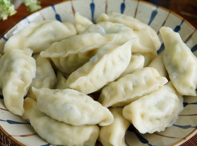 时令蔬菜新鲜便宜还好吃,做馅包成饺子,香嫩爽口,比肉馅都馋人