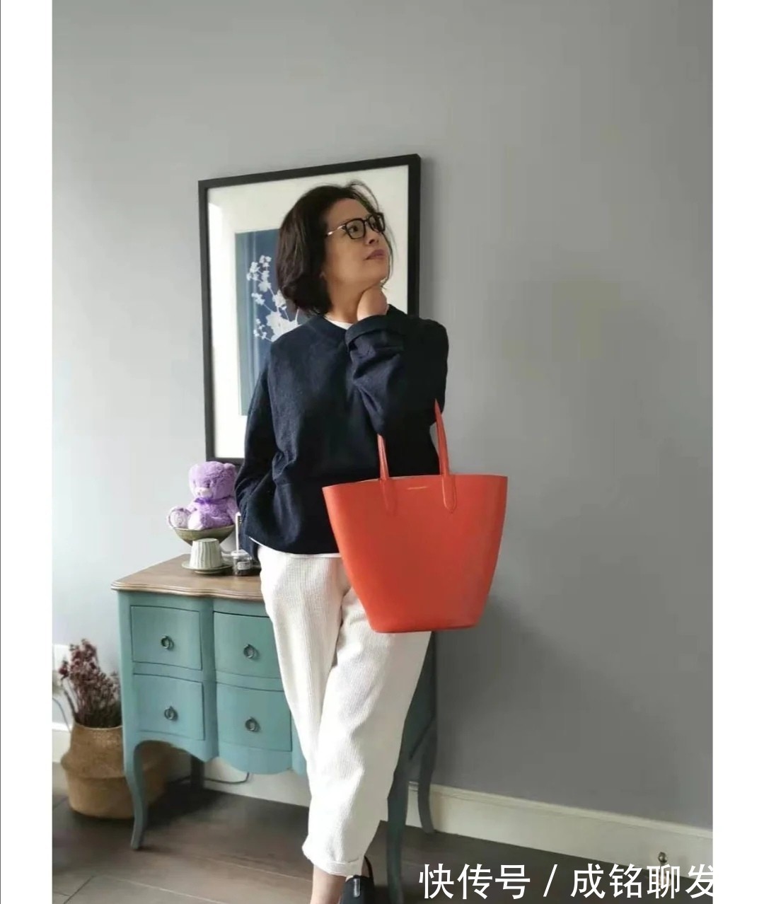 紧身裤|女人过了60岁更要注重气质,学习这位阿姨的穿搭,高雅大气显年轻