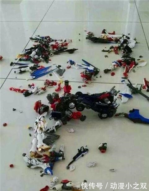 家长|“亲戚一场你计较啥”,熊孩子掰断 20万手办,受害者的处理太解气