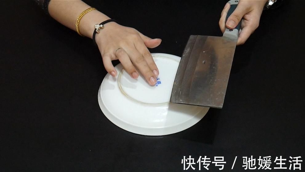 白醋水|菜刀上面抹点白醋水,没想到作用这么厉害,看完快告诉家里人