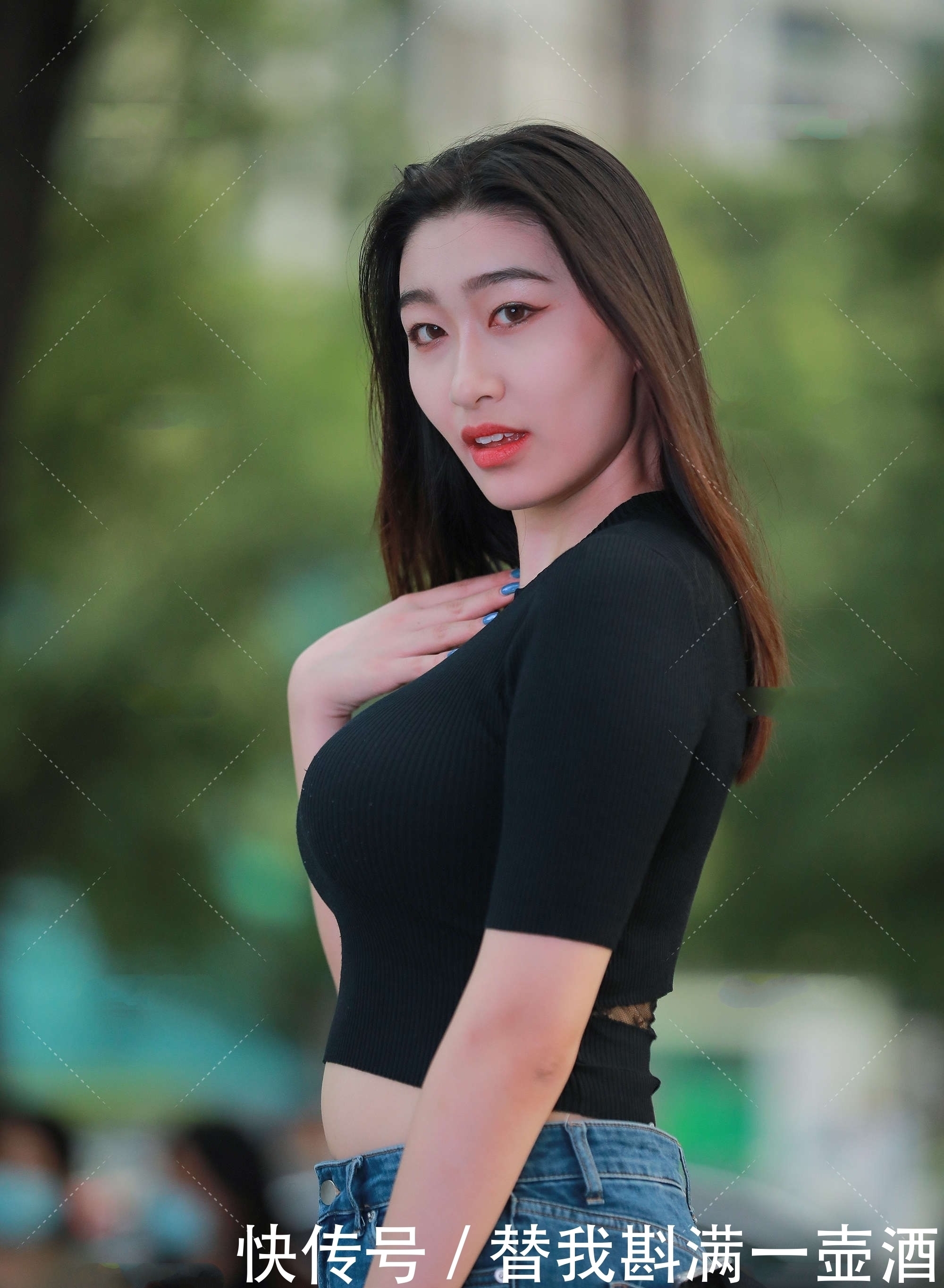 黑色露脐短袖搭低腰紧身牛仔裤,利索潇洒,婀娜多姿