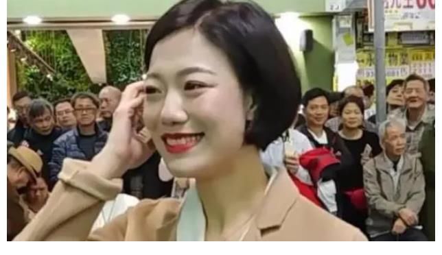 难忘今宵|她是《星光大道》的冠军，屡次登上春晚，如今却在街头卖唱！