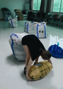 |搞笑GIF段子:媳妇你好重啊,咱们的表演搞砸了