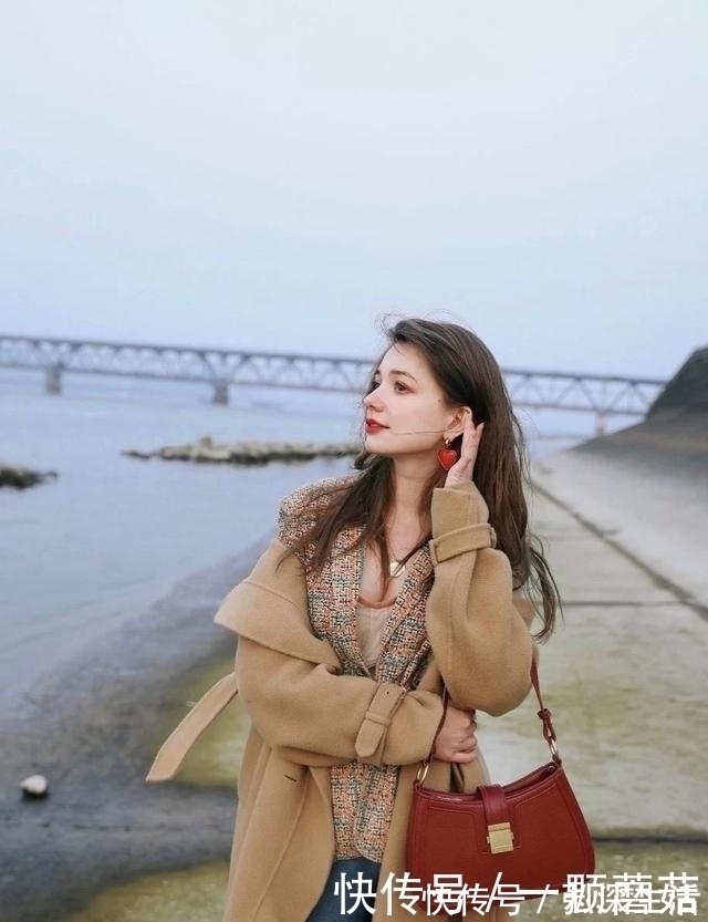 色系 驼色才是秋冬高级色,优雅质感还大气,俄罗斯博主秋装示范太美了