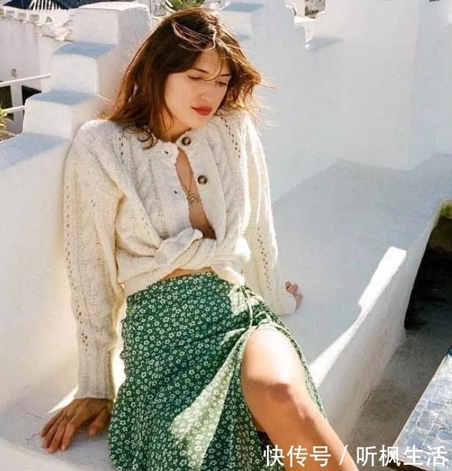 颜色 今年很流行“奶奶衫”，看似显老，穿上却很减龄，百搭不挑人