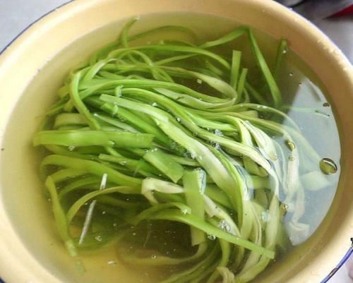 泻药|夏季多吃这菜,称为“天然泻药”,百吃不腻,排出毒素,肠道变通畅