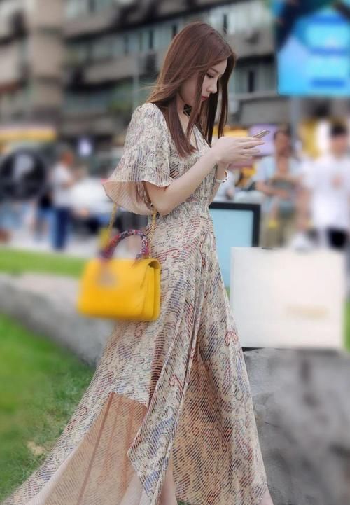 裙子好不好看先另说，关键这颜值也太高了，呈现完美身材