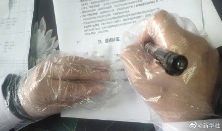 战疫|心疼!戴着塑料手套的战疫护士
