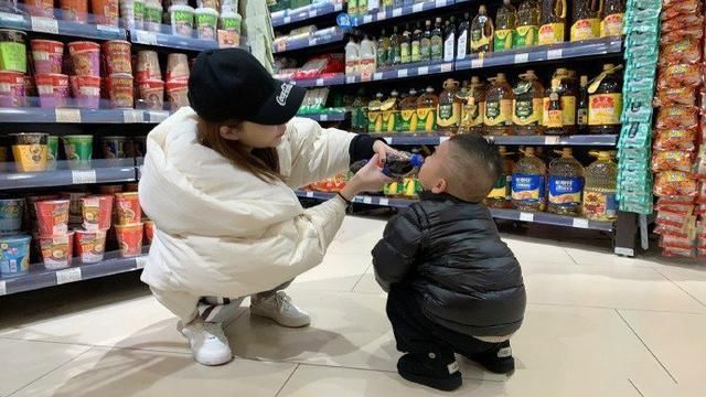 报警器|“你家娃偷拿东西,请接受搜身”,妈妈一句话,工作人员立马放行