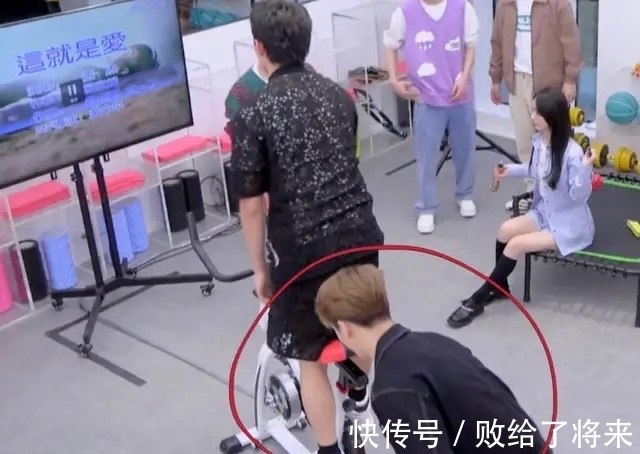 跑男|38度高温穿套袖，千方百计遮纹身，王嘉尔为录制“跑男”煞费苦心