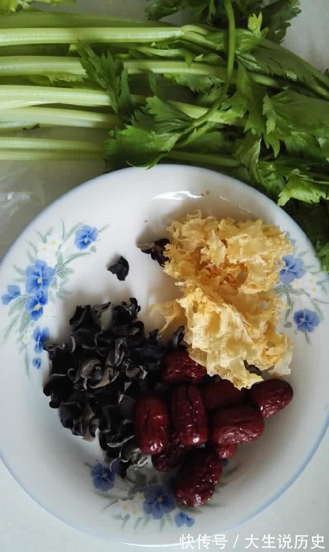 芹菜|此道菜是血管“清道夫”,清理血液垃圾,为身体做个大扫除