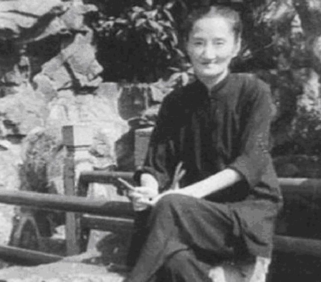  零食|民国才女陆小曼爱吃如命，奇怪要求爱喝人奶，中年牙齿就全部脱落