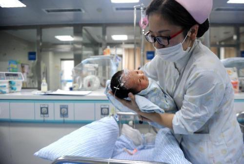 宝妈|孩子姓“王”，出生证名字被护士打错，妈妈不怒反笑：我们不改了