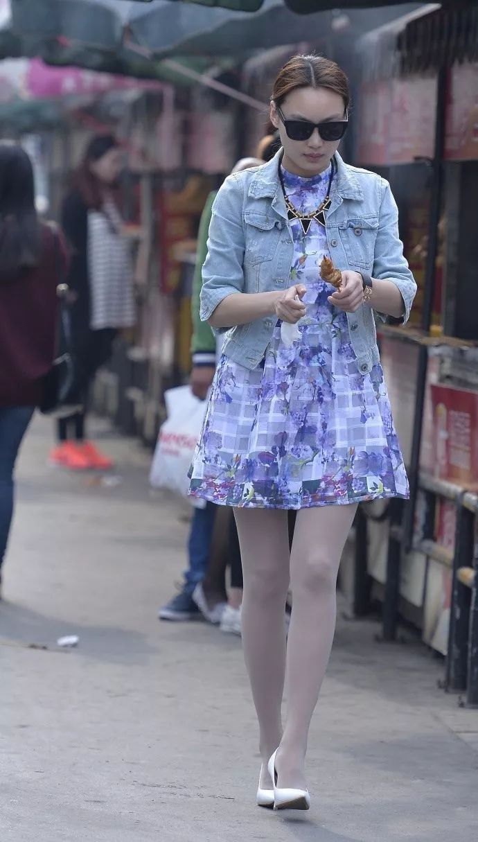 时尚 连衣裤穿起来超显高,因为腰线比较高,所以穿起来非常时尚