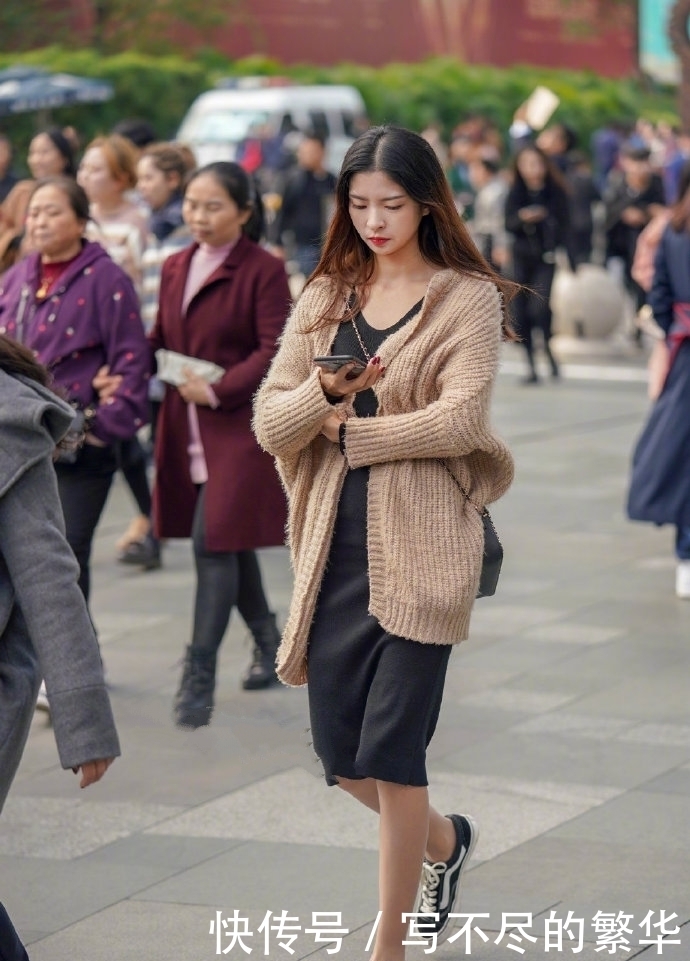  好看|街拍：冬季穿上这几款好看又暖意满满的穿搭，谁还不是个仙女呢！