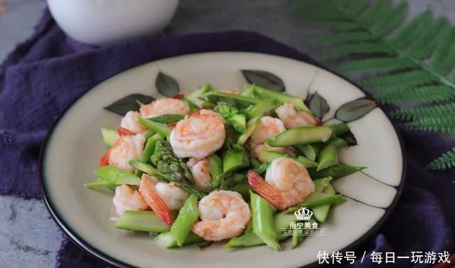 这蔬菜9块钱一斤,比猪肉还贵,但吃了对身体好,所以再贵也要吃!