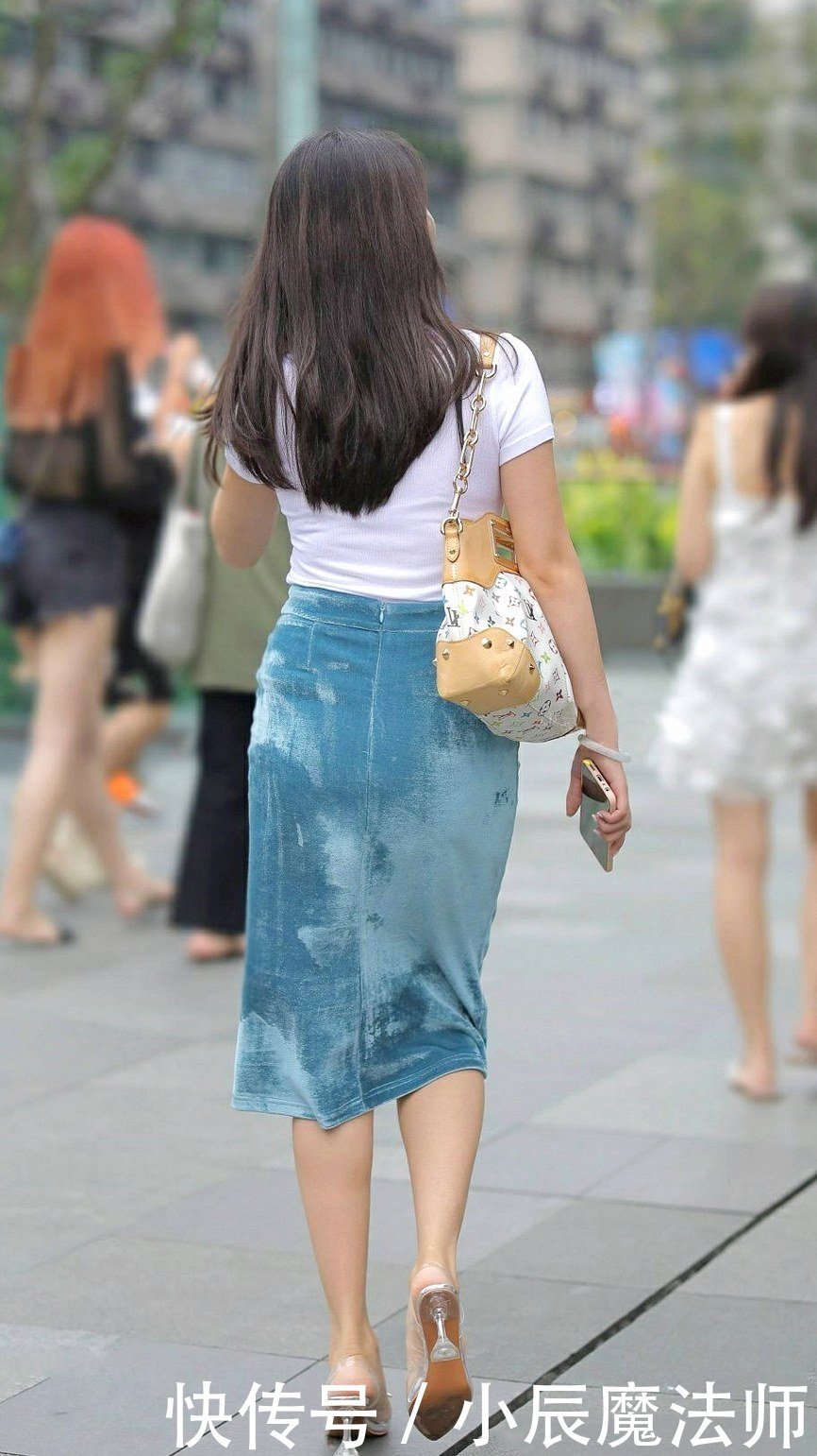 美女白色T恤搭配蓝色天鹅绒裙，十分高级