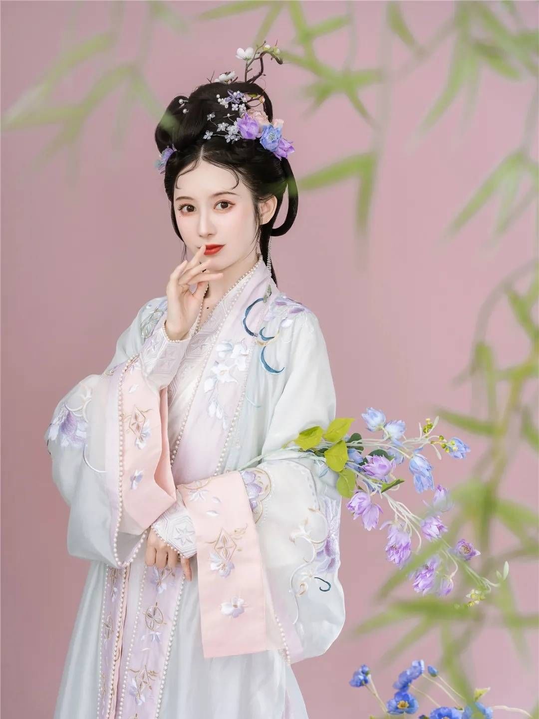 走近“钟灵记”：数百万粉丝的成都本土品牌推崇古典空灵之美|国潮人·新时裳 | 汉服