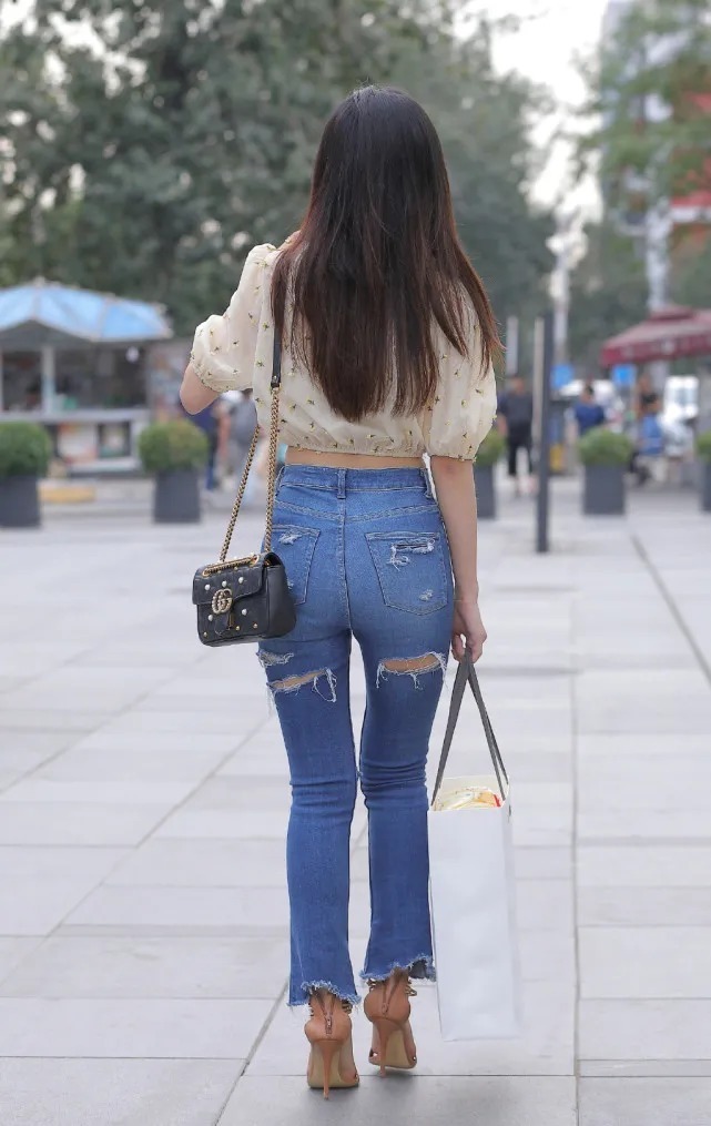 巧搭破洞牛仔裤,轻松塑造清凉减龄的效果,让造型更显个性靓丽