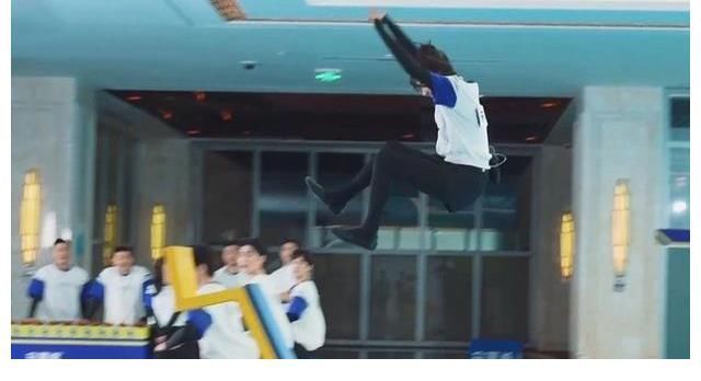 b同样是常驻女嘉宾,宋雨琦落水,baby找男生顶替,李晨看不下去了