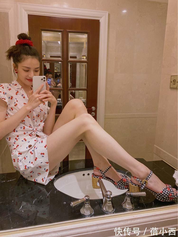 紫色|钟楚曦的身材真绝了,穿吊带上衣没赘肉,配半身裙曲线流畅好吸睛