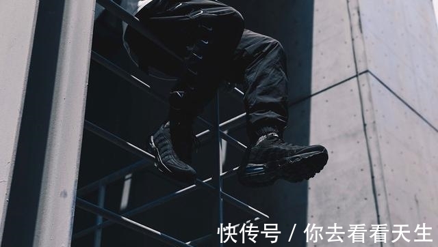 yeezy 一年 365 天都穿不腻的黑魂狂潮，黑的也太帅了