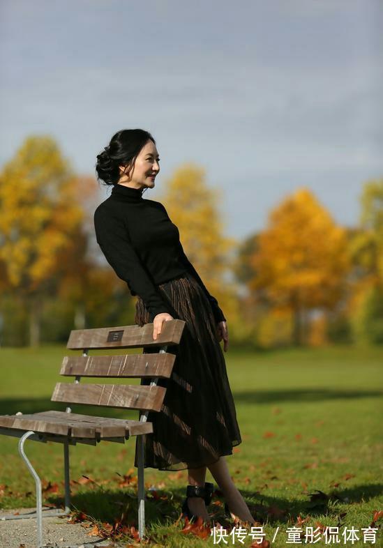 土褐色 孟晚舟终于走出别墅！穿修身针织衫腰身立显，搭配丝巾眼神太霸气