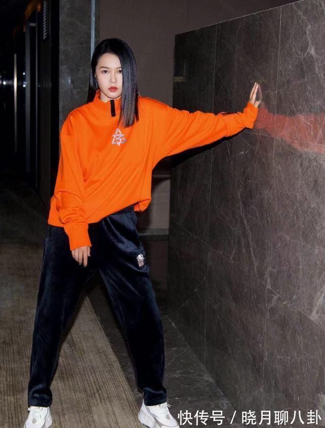 小白鞋 橘色系上衣搭配小白鞋,冬天穿挺合适,显白还有气质