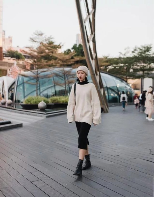 街拍:白色的外套搭配白色半身裙,小美女显得非常的清爽