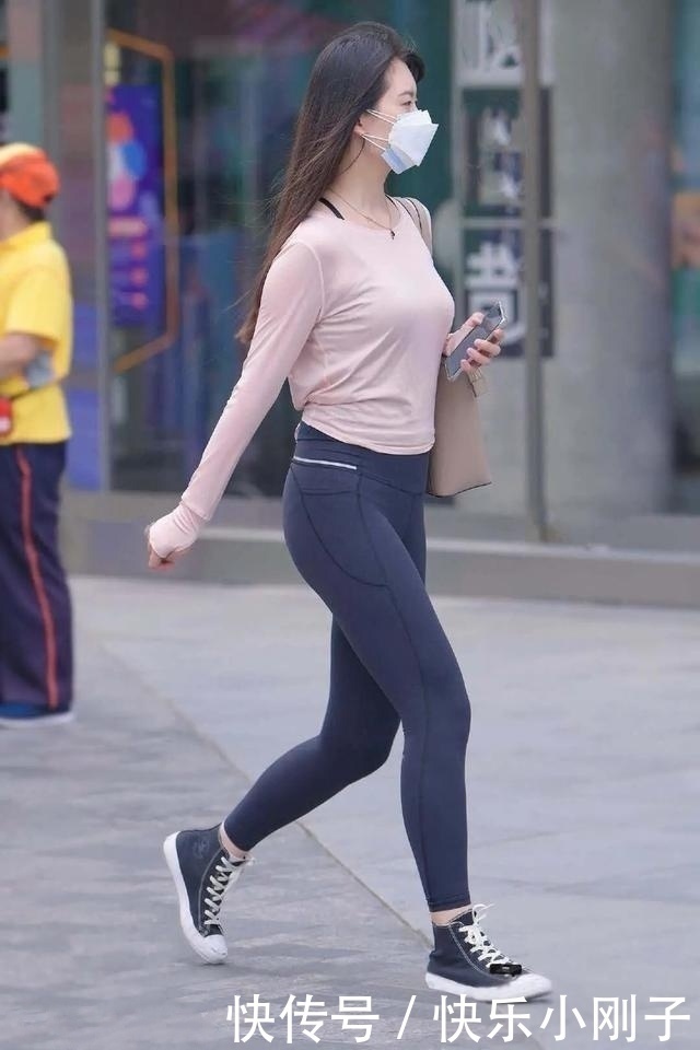 女生们|时尚穿搭,搭配一件长袖衫和运动鞋,让身形变得匀称起来