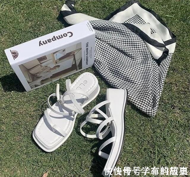 脚型 是时候穿凉鞋了!今年流行这几款,清凉显脚小!