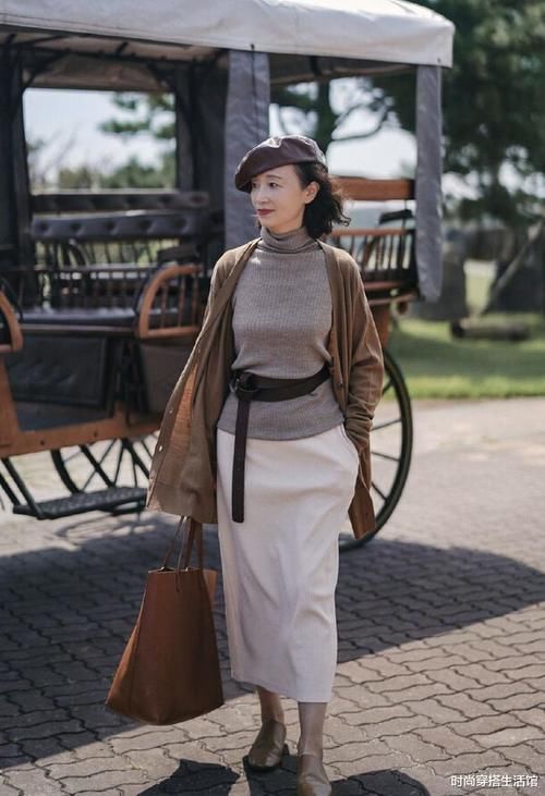 毛衣下面别总配阔腿裤了，学学三木妈妈这样穿，美成一枝花
