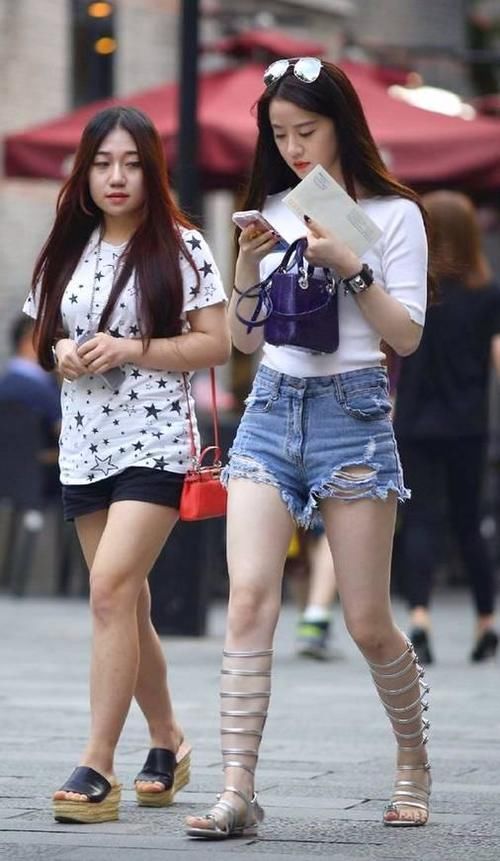 美女穿搭：年轻人要尝试新鲜的事物，时髦的搭配，教你玩儿时尚圈！