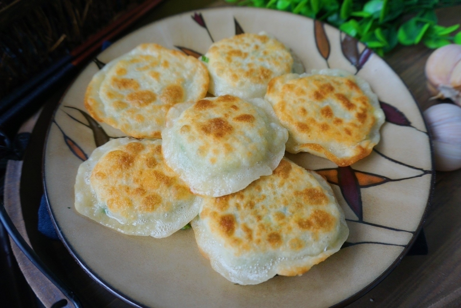 这个馅饼百吃不厌，皮不发硬，馅不流汤，方法简单没得说！